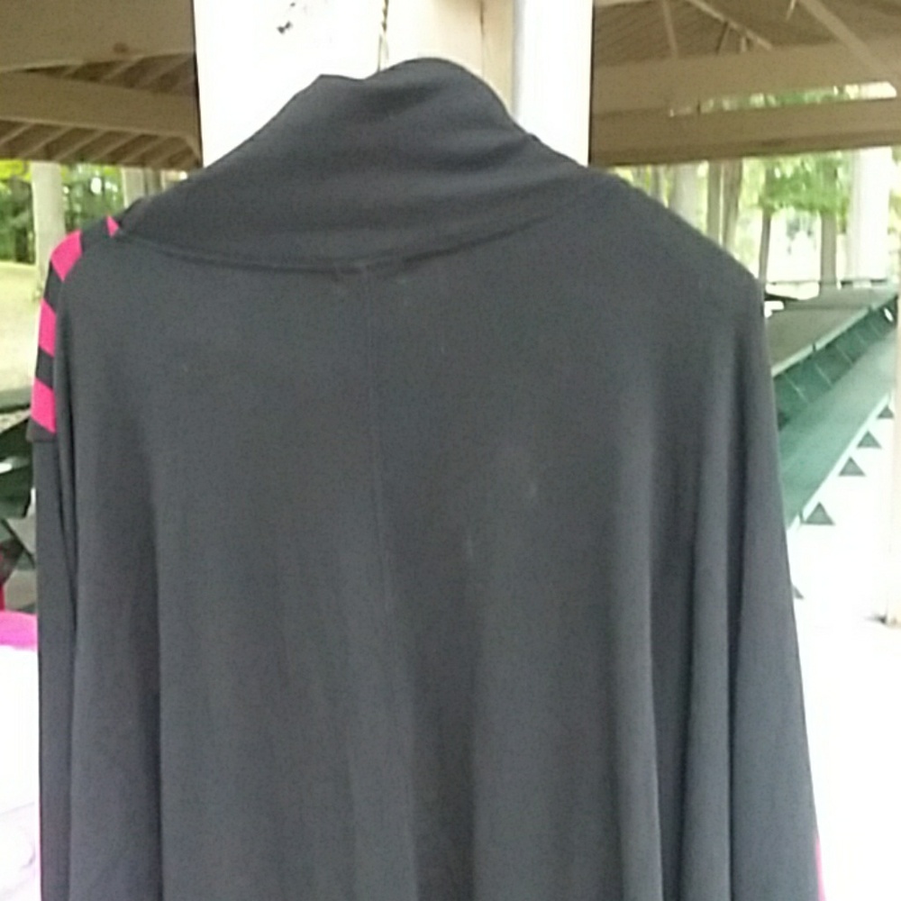 KEREN HART  SIZE XL SLIMMING BLACK AND RED TOP - Picture 6 of 7